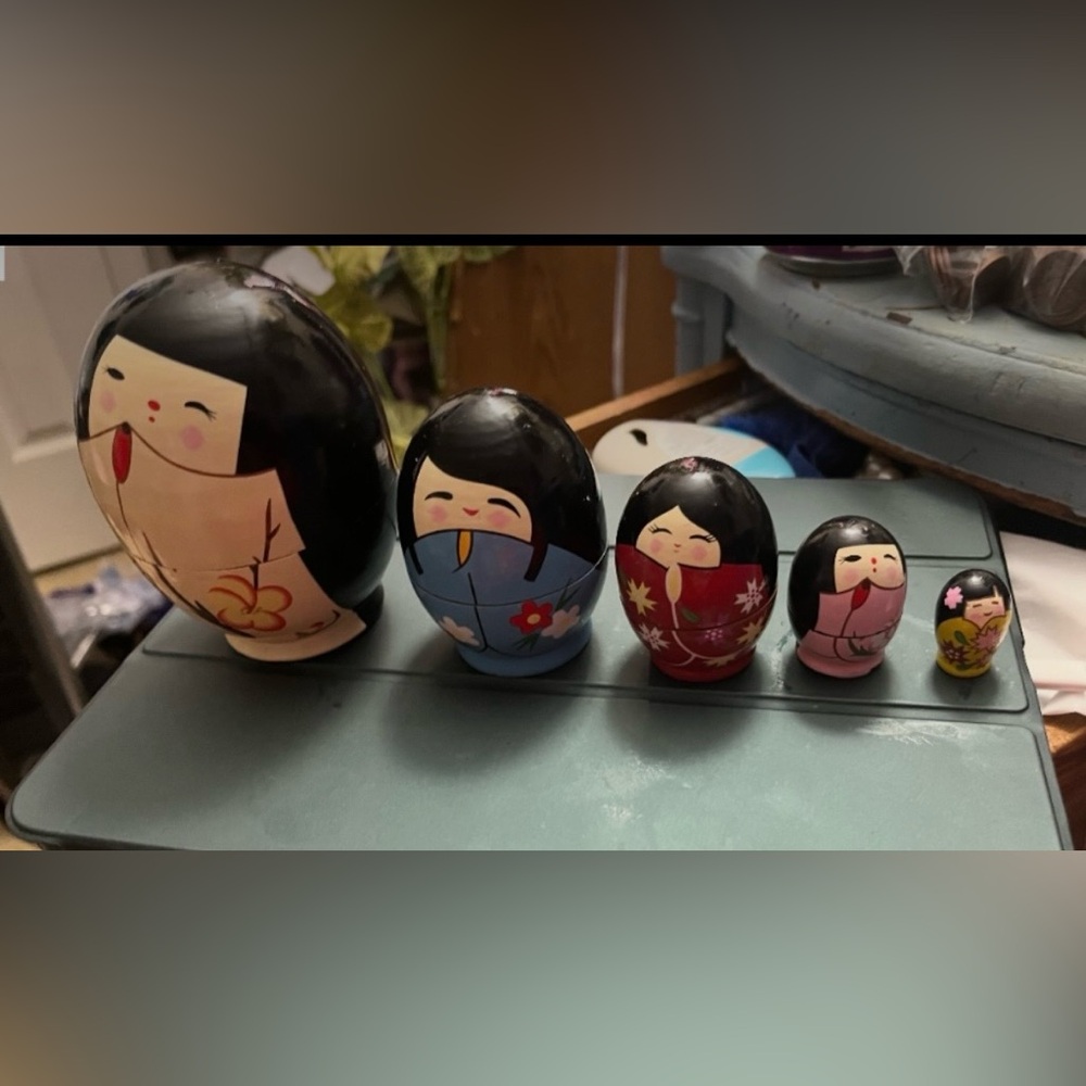 Vintage Hand Painted Wood Japanese
Nesting Dolls, Set of Colorful Nesting Dolls - Picture 16 of 16